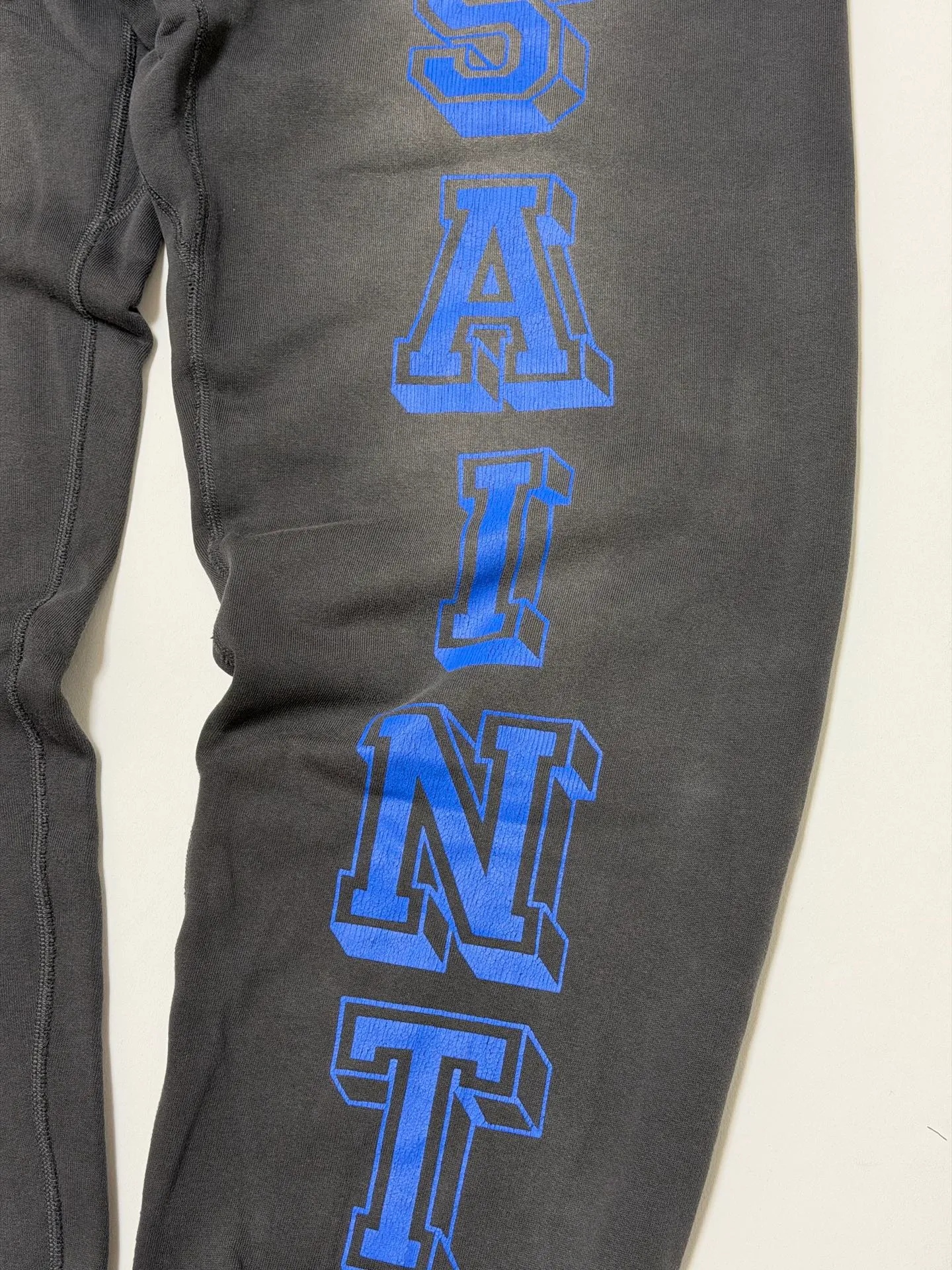SAINT Mxxxxxx SWEAT PANTS/ANGEL/BLK Blue Angel Reborn Sweatpants Washed black S-XL Assute dyeing Sprayed on the whole piece to fade Wormhole destruction treatment Heavy fermentation washing to create NEW VINTAGE texture Factory four-needle and six-thread workmanship No bone seams More comfortable to wear Genuine grade crack printing/correct accessories